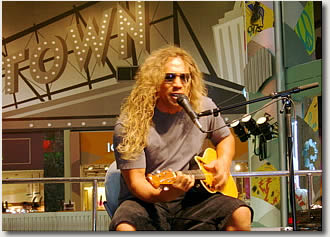 Lono live at Pearlridge.